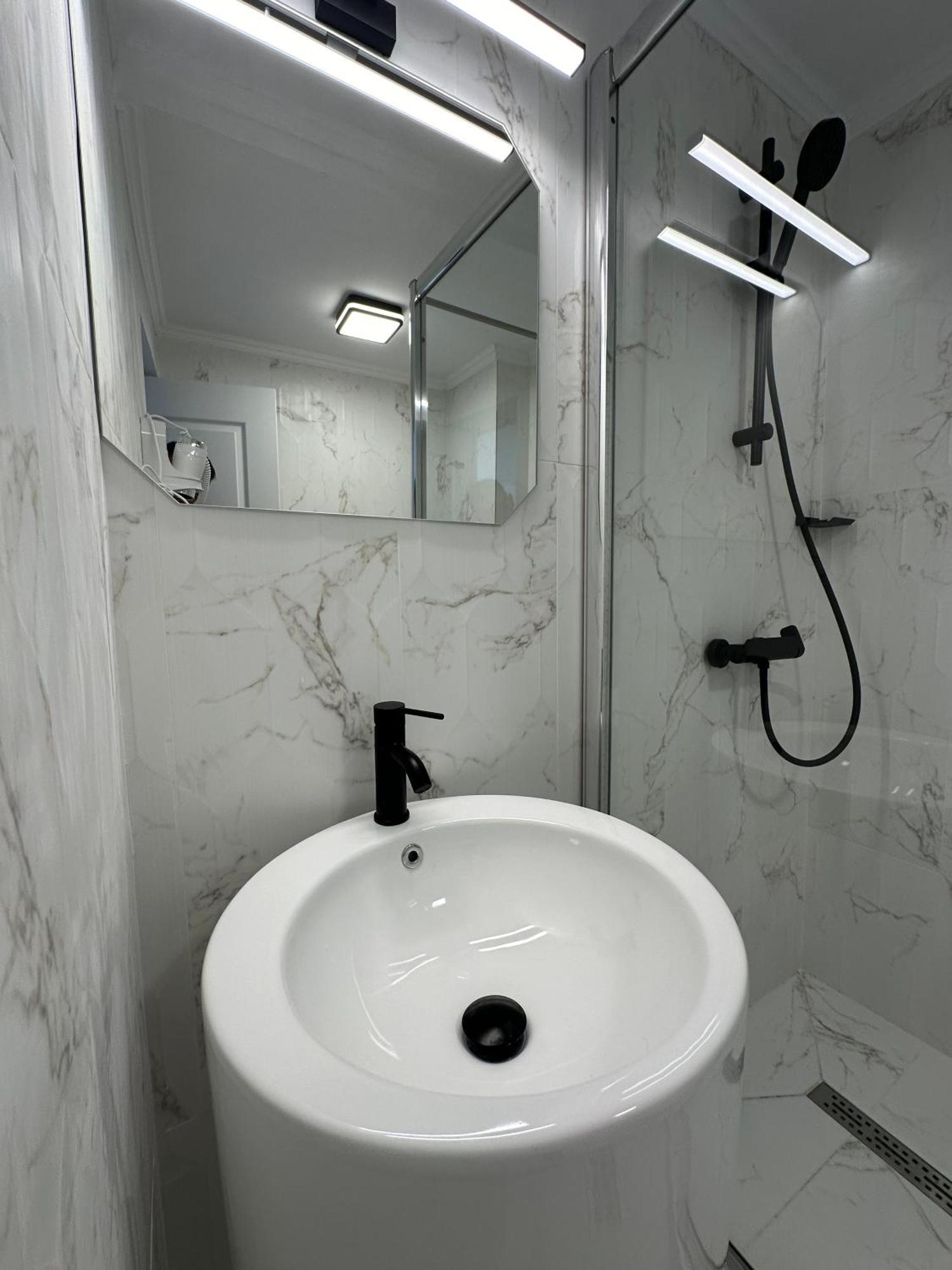 Elegant Escape Central Studio Craiova Exterior photo